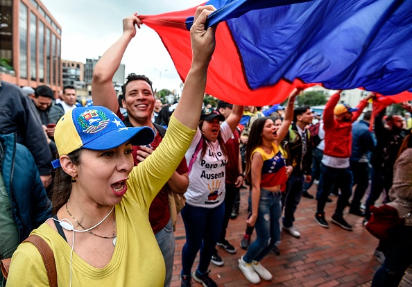 Les Vénézuéliens opposés au président Nicolas Maduro organisent une manifestation à Bogota (Colombie) le 23 janvier 2019 pour soutenir l'auto-proclamation du chef de l'opposition Juan Guaido au poste de président par intérim du Venezuela. Photo de Juan BARRETO / AFP) / AFP / Getty Images.