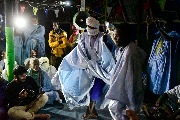-Une photo prise le 24 janvier 2019 montre des danseurs se produisant lors de la 10ème édition du 'Nomade Festival' à Ivijaren, à environ 118 km à l'est de Nouakchott. - Le festival rassemblant des artistes mauritaniens et canadiens se déroule du 17 au 27 janvier 2019. Photo SEYLLOU / AFP / Getty Images.
