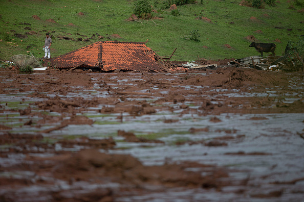 -On aperçoit le toit d’une maison dans la zone touchée par la boue un jour après la chute d’un barrage dans une mine de fer appartenant à la gigantesque société minière brésilienne Vale, près de la ville de Brumadinho, dans l’État de Minas Gerias, au sud-est Brésil, le 26 janvier 2019. Photo de MAURO PIMENTEL / AFP / Getty Images.