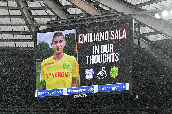 -Le 26 janvier, l'écran principal donne un hommage à Emiliano Sala avant le match de la quatrième Coupe de la FA entre Swansea City et Gillingham au Liberty Stadium, Royaume-Uni. Photo de Stu Forster / Getty Images.
