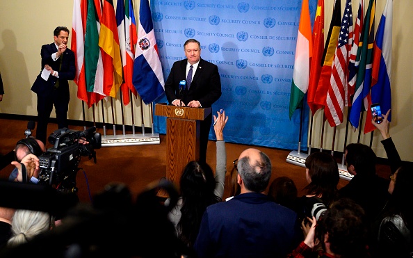 -Le secrétaire d'État américain Mike Pompeo répond aux questions de la presse après avoir assisté à une réunion du Conseil de sécurité des Nations Unies sur le Venezuela, le 26 janvier 2019, aux Nations Unies à New York. Photo JOHANNES EISELE / AFP / Getty Images.