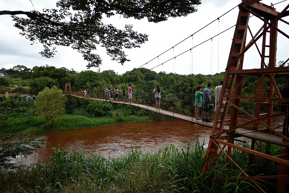 -Les gens regardent la rivière Paraopeba touchée par la boue, un jour après l'effondrement d'un barrage dans une mine de minerai de fer appartenant à la géante minière brésilienne Vale, à Brumadinho, le 26 janvier 2019. Photo DOUGLAS MAGNO / AFP / Getty Images.