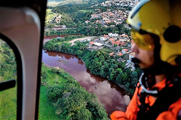 -Des pompiers à la recherche de corps dans la région de Corrego do Feijao à Brumadinho, deux jours après la chute d'un barrage dans une mine de fer appartenant à la gigantesque entreprise minière brésilienne Vale, le 27 janvier 2019. Photo par DOUGLAS MAGNO / AFP / Getty Images.