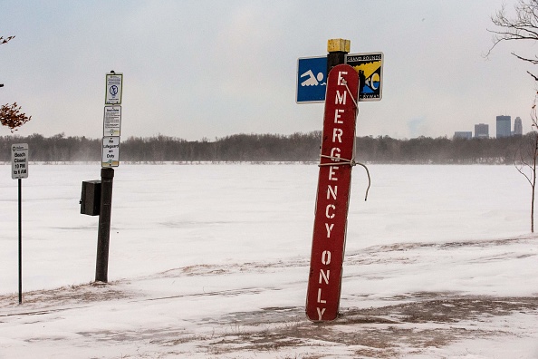 -Vue générale du lac Harriet gelé à Minneapolis, dans le Minnesota, le 29 janvier 2019. Le vortex polaire est arrivé des dizaines de millions de personnes aux États-Unis se sont préparées à un refroidissement intense de l'Arctique, qui pourrait mettre la vie en danger. Photo de Kerem Yucel / AFP / Getty Images.