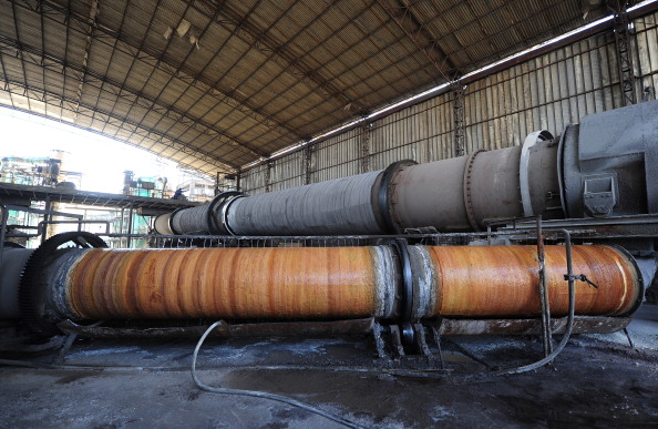 -De l'eau s'écoule d'un tuyau d'acier pour refroidir un tuyau d'acier plus grand contenant des terres rares traité dans une usine de terres rares. Photo FREDERIC J. BROWN / AFP / Getty Images.
