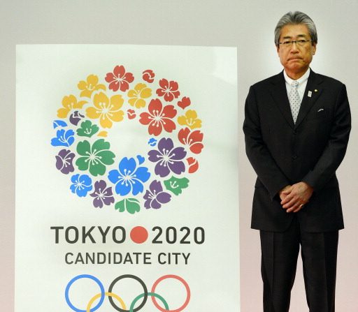 -Tsunekazu Takeda, président du comité de candidature de Tokyo 2020, dévoile le nouveau logo de leur candidature aux Jeux olympiques d'été 2020 dans les bureaux du gouvernement métropolitain à Tokyo le 29 mai 2012. Photo TORU YAMANAKA / AFP / GettyImages.