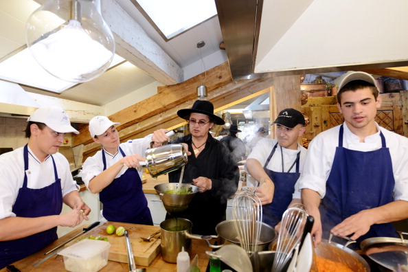 -Le chef français étoilé Marc Veyrat travaille avec ses chefs internes dans la cuisine de son nouveau restaurant le 26 septembre 2013 à Manigod, sur le col de la Croix Fry, où il a ouvert une ferme gastronomique et une fondation pour l'enseignement des plantes. Photo JEAN-PIERRE CLATOT / AFP / Getty Images.