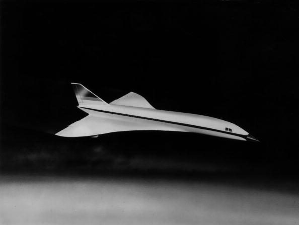 3 septembre 1962: Le prototype d'un avion de ligne supersonique anglo-français propulsé par quatre turboréacteurs et de la plate-forme mince-delta. Les moteurs sont montés par paires dans deux nacelles situées sous les ailes et l'avion est conçu pour naviguer à 2,2 Mach. (Photo : Central Press/Getty Images)