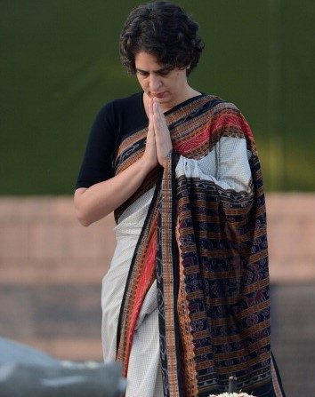 -Priyanka Gandhi, fille de la présidente du Parti du Congrès indien, Sonia Gandhi, prie lors d'une cérémonie commémorative en l'honneur de l'ancien Premier ministre indien décédé. Photo RAVEENDRAN/AFP/Getty Images.