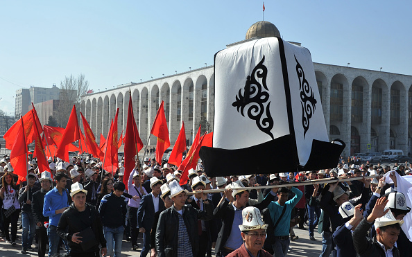 -Les Kirghizes portent des chapeaux traditionnels et portent une grande casquette kirghize (Kalpak) et des drapeaux nationaux lors d'un rassemblement marquant la « Journée du drapeau national » et la « Journée des casquettes kirghizes » sur la place centrale à Bichkek le 5 mars 2016. Photo VYACHESLAV OSELEDKO / AFP / Getty Images