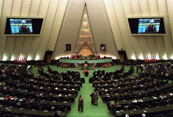 -Le parlement iranien inspiré par l’architecture islamique, est équipé de 400 places et peut accueillir 800 personnes. Photo HENGHAMEH FAHIMI / AFP / Getty Images.