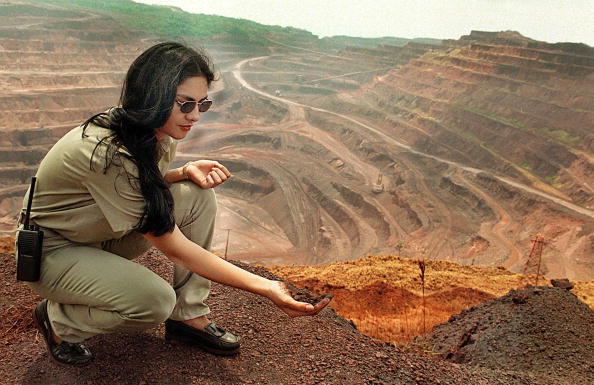 -Claudette Garcia, une employée de la société minière Vale do Rio Doce, montre un gisement de fer dans une mine à ciel ouvert de Carajas, au cœur de la forêt amazonienne au nord du Brésil, la mine est la plus grande mine de fer au monde avec une production annuelle de 50 millions de tonnes. Elle exploite également d’importants gisements d’or et de manganèse. Photo VANDERLEI ALMEIDA / AFP / Getty Images.