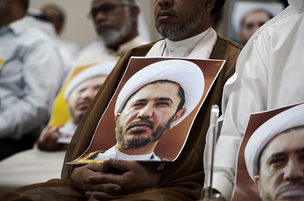 -Un Bahreïnien tient une pancarte portant le portrait de Cheikh Ali Salman, chef du mouvement d'opposition chiite Al-Wefaq, lors d'une manifestation le 29 mai 2016 contre son arrestation. Photo MOHAMMED AL-SHAIKH / AFP / Getty Images.