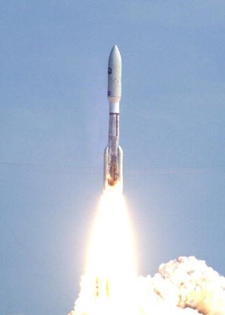 -Le satellite New Horizons au sommet d’une fusée Atlas V décolle au Kennedy Space Center, en Floride. Après deux jours de retard, l’engin spatial se trouve sur une sonde novatrice menant à Pluton, aux limites extrêmes du système solaire. Photo BRUCE WEAVER / AFP / Getty Images.