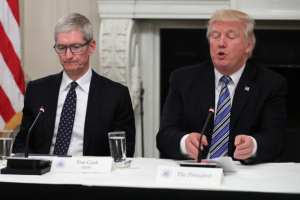 Tim Cook, patron d'Apple, écoute le président américain Donald Trump prononcer le discours d'ouverture lors d'une réunion du Conseil américain de la technologie à la Maison Blanche le 19 juin 2017 à Washington, DC.(Photo : Chip Somodevilla/Getty Images)