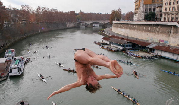 -Un homme plonge dans le Tibre depuis le pont de Cavour à Rome dans le cadre de la tradition du Nouvel An, le 1er janvier 2007. Photo ANDREAS SOLARO / AFP / Getty Images.