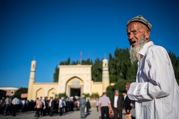 -Un homme musulman arrive à la mosquée Id Kah pour la prière du matin sur l'Aïd al-Fitr, dans la vieille ville de Kashgar, dans la région autonome ouïghoure du Xinjiang en Chine. Les restrictions de plus en plus strictes imposées à la population ouïgoure, à majorité musulmane, ont étouffé la vie dans la région tendue du Xinjiang. Des analystes préviennent que le Xinjiang est en train de devenir une prison à ciel ouvert. Photo JOHANNES EISELE / AFP / Getty Images.