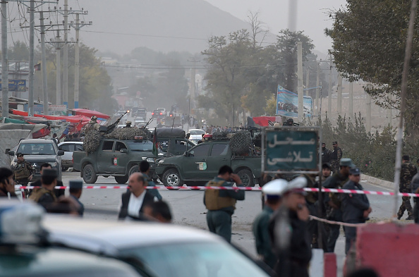 -Illustration-Les forces de sécurité afghanes se rassemblent alors qu'elles surveillent le site d'un attentat suicide à la bombe. Photo WAKIL KOHSAR / AFP / Getty Images.
