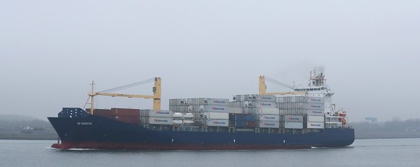 -Une vue générale d'un navire porte-conteneurs dans le port de Rotterdam Pays-Bas. Photo de Dean Mouhtaropoulos / Getty Images.