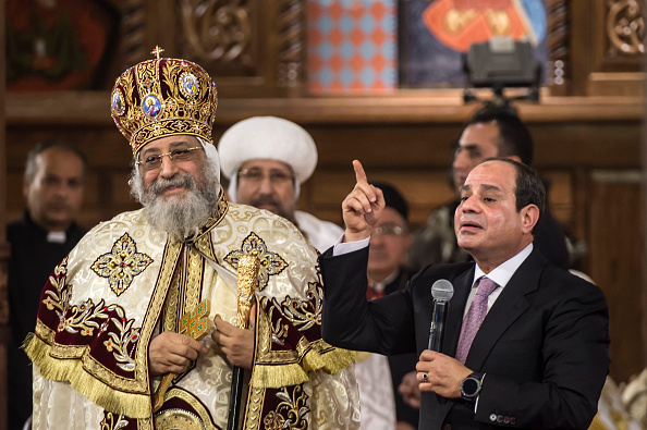 -Le président égyptien Abdel Fattah al-Sisi s'exprime devant le pape copte Tawadros II au cours d'une messe de Noël à la cathédrale de la Nativité du Christ, dans la future capitale administrative de l'Égypte, à 45 km à l'est du Caire, le 6 janvier 2018. Photo KHALED DESOUKI / AFP / Getty Images.