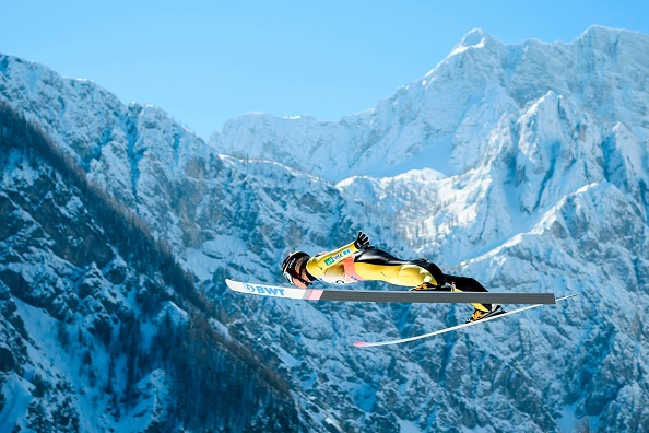 -Le Japonais Ryoyu Kobayashi saute lors de la ronde individuelle d'entraînement Flying Hill lors de la Coupe du monde de saut à ski FIS à Planica 2018. Photo JURE MAKOVEC / AFP / Getty Images.