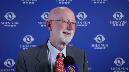 Un professeur émérite de La Sorbonne « émerveillé » par Shen Yun à Paris