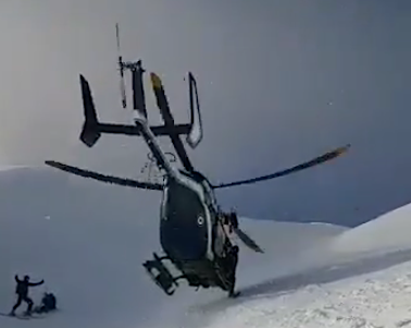 Sauvetage en haute montagne par le PGHM en hélicoptère.(Capture d'écran Facebook Nicolas Derely)