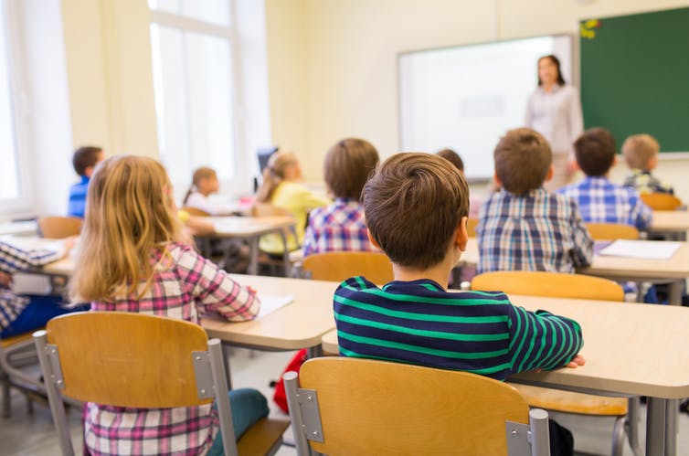 Éducation : le ministère demande à des rectorats de reconduire les enseignants contractuels