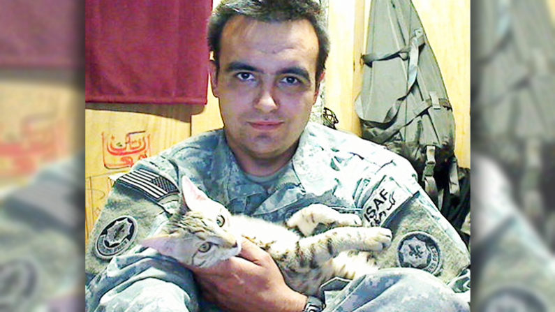 Jesse Knott et Koshka, le chat qu’il dit lui avoir sauvé la vie lorsqu'il pensait à se suicider. (Facebook | Koshka)