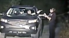 Une vidéo montre un suspect pointant une arme à feu sur un agent policier avant d’être abattu