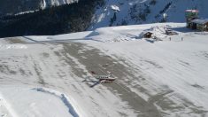 VIDÉO : un petit avion finit sa course le nez dans la neige à Courchevel après avoir raté son atterrissage
