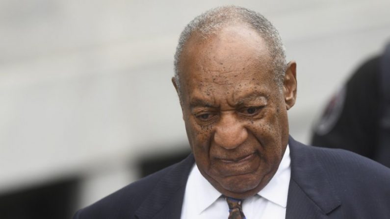 Bill Cosby quitte le palais de justice du comté de Montgomery le premier jour de la détermination de la peine dans son procès pour agression sexuelle, Nordstown, Pennsylvanie, 24 septembre 2018. (Mark Makela/Getty Images)
