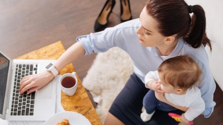 Une mère revient d’un congé maternité de 3 mois accompagnée de bébé, et ses collègues accueillent bien cette expérience