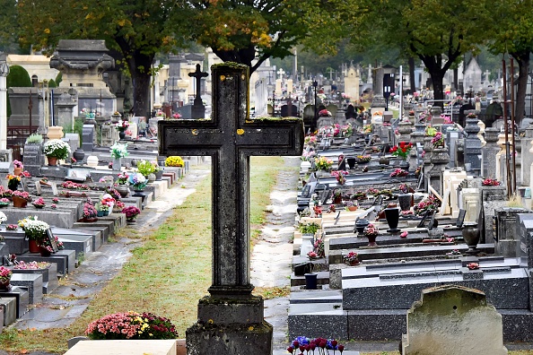 Le 21 février, plusieurs tombes du cimetière de Joyeuse ont fait l’objet d’actes de vandalisme. Photo d’illustration. GEORGES GOBET/AFP/Getty Images.