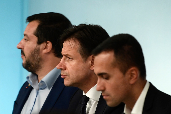 Le vice-Premier ministre et ministre de l'Intérieur italien, Matteo Salvini (à gauche), le Premier ministre italien, Giuseppe Conte ( au milieu), et le Vice-Premier ministre et ministre italien du Développement économique, du Travail et des Politiques sociales, Luigi Di Maio ( à droite). (Photo : FILIPPO MONTEFORTE/AFP/Getty Images)