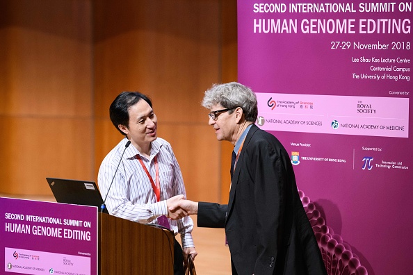 -He Jiankui, scientifique chinois, prend la parole au deuxième sommet international sur la modification du génome humain à Hong Kong, le 28 novembre 2018. Photo de Anthony WALLACE / AFP / Getty Images