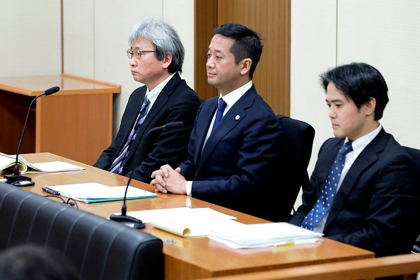 -Des membres de l'équipe juridique de l'ancien président de Nissan, Carlos Ghosn, dont l'avocat en chef, Motonari Otsuru (à gauche), Go Kondo (à droite) et Masato Oshikubo, siègent dans une salle d'audience avant l'audience sur l'affaire Ghosn devant le tribunal de district de Tokyo le 8 janvier 2019. Photo de Kiyoshi Ota / AFP / Getty Images.