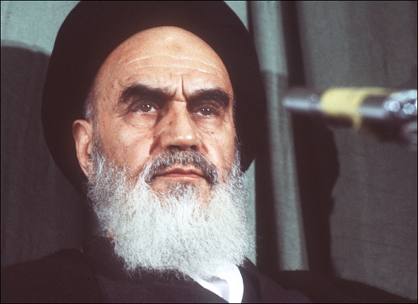 -Portrait de l'ayatollah Ruhollah Khomeiny fait à Téhéran le 5 février 1979 quelques jours après son retour en Iran après 15 ans d'exil. Photo GABRIEL DUVAL / AFP /Getty Images.

