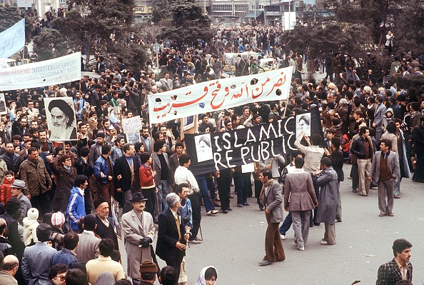 -Photo prise à Téhéran, au mois de février 1979, lors d'une manifestation de soutien au gouvernement de Front national formé le 14 février par l'ayatollah Khomeiny. Photo GABRIEL DUVAL / AFP /Getty Images.