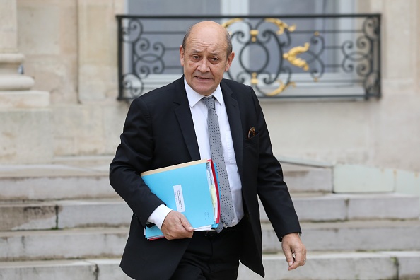-Le ministre français des Affaires étrangères, Jean-Yves Le Drian, dit, suite aux évènements « nous considérons que M. Guaido a la capacité, la légitimité, à organiser ces élections ». Photo de ludovic MARIN / AFP / Getty Images.