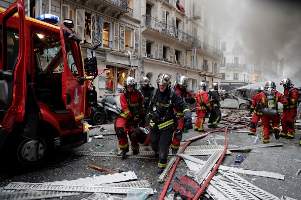 Des pompiers de Paris  évacuent un blessé sur une civière après l'explosion d'une boulangerie au coin de la rue Saint-Cécile et de la Rue de Trévise dans le centre de Paris le 12 janvier 2019. (THOMAS SAMSON/AFP/Getty Images)