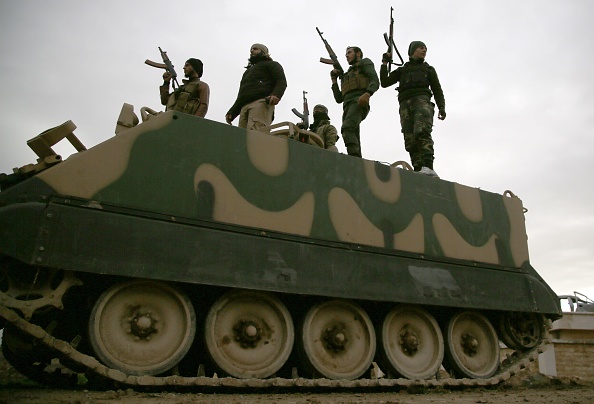-Des combattants syriens soutenus par la Turquie participent à une manœuvre d'entraînement utilisant un véhicule blindé fourni par l'armée turque, près de la ville de Tal Hajar dans la province d'Alep, à quelques kilomètres des zones contrôlées par une coalition dirigée par des Kurdes, le 16 janvier 2019. La Turquie a menacé de lancer une vaste offensive transfrontalière contre les Unités de protection du peuple kurde (YPG), qui contrôlent la majeure partie du nord-est de la Syrie. Photo de Bakr ALKASEM / AFP / Getty Images.