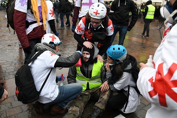 "Gilets jaunes" Toulouse : 2 février 2019, lors d'une manifestation, un manifestant blessé est soigné par des "street médics"(médecins de rue).        (Photo : PASCAL PAVANI/AFP/Getty Images)