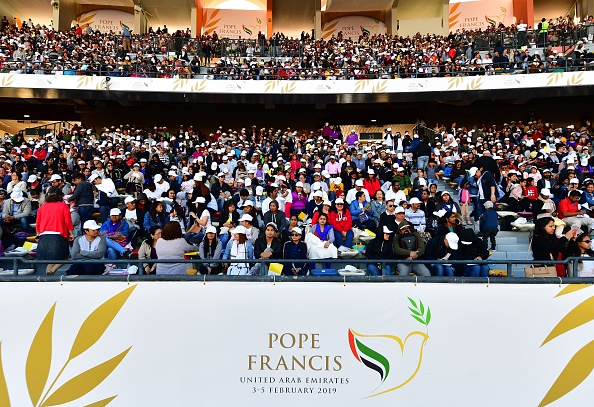 -Des fidèles chrétiens assistent à une messe présidée par le pape François au Stade de la ville sportive de Zayed, 170.00 personnes, le 5 février 2019. Photo de Giuseppe CACACE / AFP / Getty Images.