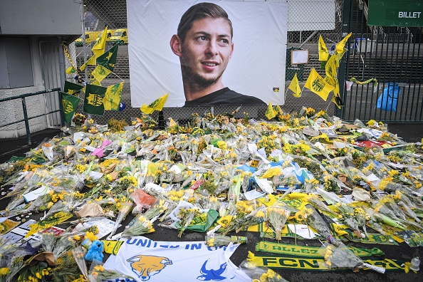 -Des fleurs jaunes sont exposées devant le portrait de l'attaquant argentin Emiliano Sala au stade de la Beaujoire à Nantes, le 8 février 2019. Photo de LOIC VENANCE / AFP / Getty Images.