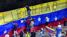Des Vénézuéliens crient « Liberté » lors  d’un match de baseball au Panama