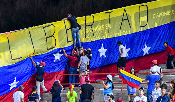 -Les supporters Vénézuéliens Cardenales de Lara arborent un drapeau national vénézuélien portant la légende "Liberté" lors du match de baseball, au stade Rod Carew de Panama City le 8 février 2019. Photo Luis ACOSTA / AFP / Getty Images.