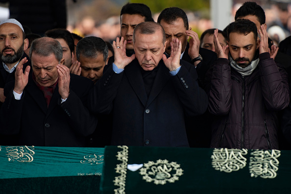 Le président turc Recep Tayyip Erdogan (au centre) prie lors des funérailles des neuf victimes de l'effondrement d'un immeuble dans le quartier de Kartal, dans la mosquée des Martyrs du 15 juillet à Istanbul, en Turquie, le 9 février 2019. (Photo : YASIN AKGUL/AFP/Getty Images)