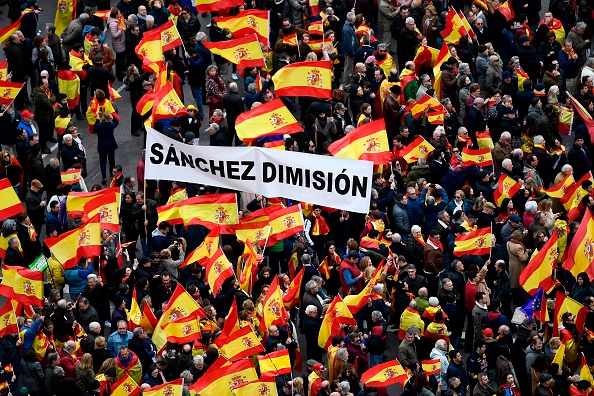 -Les manifestants de droite agitent des drapeaux espagnols et tiennent une banderole portant l'inscription "Sanchez, démission" lors d'une manifestation à Madrid contre le Premier ministre espagnol Pedro Sanchez le 10 février 2019. Photo de PIERRE-PHILIPPE MARCOU / AFP / Getty Images.