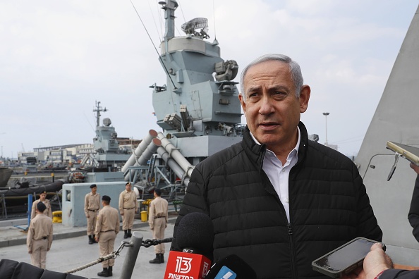 -Une photo prise le 12 février 2019 montre le Premier ministre israélien Benjamin Netanyahu en conversation avec des journalistes lors d'une visite d'inspection d'un système de défense naval conçu pour intercepter et détruire les roquettes et obus d'artillerie à courte portée. Photo de JACK GUEZ / POOL / AFP / Getty Images.